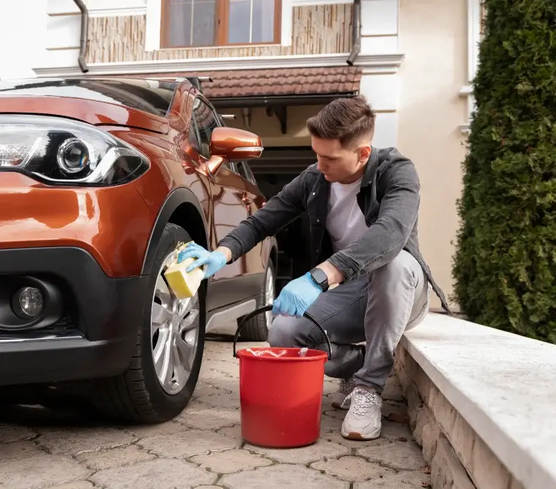 Lavage auto à domicile Celle-Lévescault : professionnel intervenant sur un véhicule